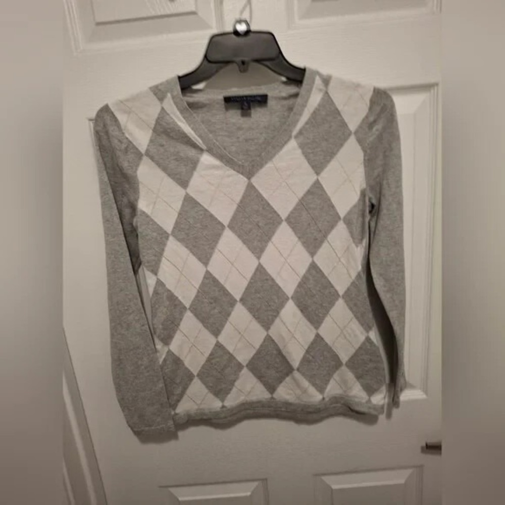 3/$15 Tommy Hilfiger Medium Gray Argyle Pattern‎ V Neck Sweater